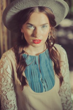 Parlak makyaj ile şirin kız 