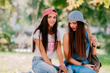 iki güzel kız dinlenme 