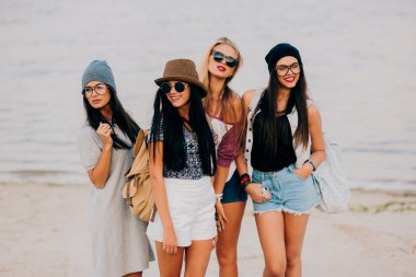 Sahilde güzel kızlar