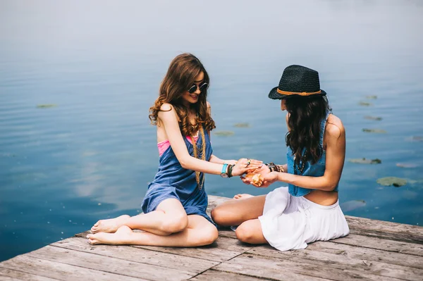 Twee mooie meisjes hippie — Stockfoto