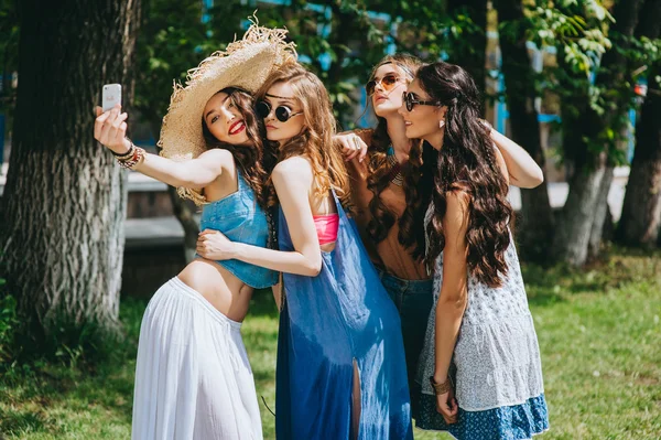 Quatro hippies meninas bonitas — Fotografia de Stock