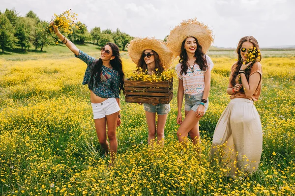 Čtyři krásné hippie dívky — Stock fotografie