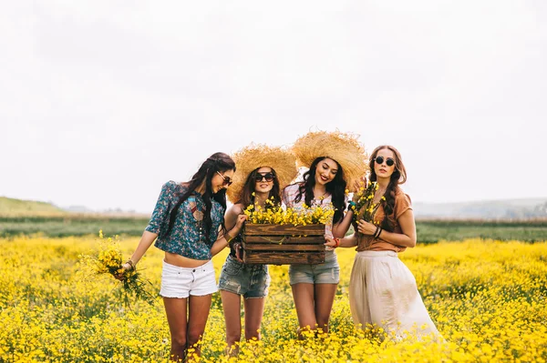 Vier prachtige hippie meisjes — Stockfoto