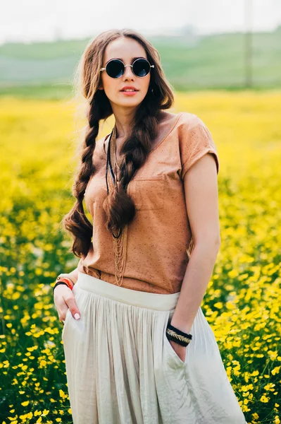 Romântico hippie menina de pé em um campo . — Fotografia de Stock