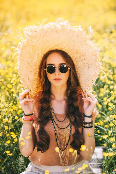 Romantisches Hippie-Mädchen steht auf einem Feld. — Stockfoto