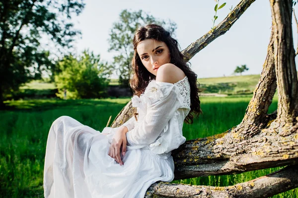 Chica vistiendo vestido blanco — Foto de Stock