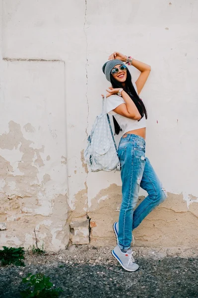 Brünettes Hipster-Mädchen — Stockfoto