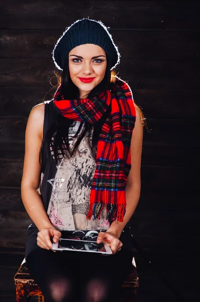 Chica con tableta usando en sombrero — Foto de Stock