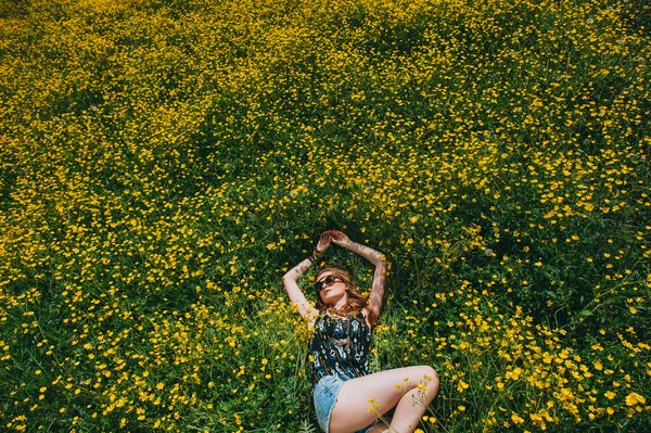 Mooi meisje in een veld — Stockfoto