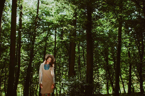 Schöne Mädchen im Wald — Stockfoto
