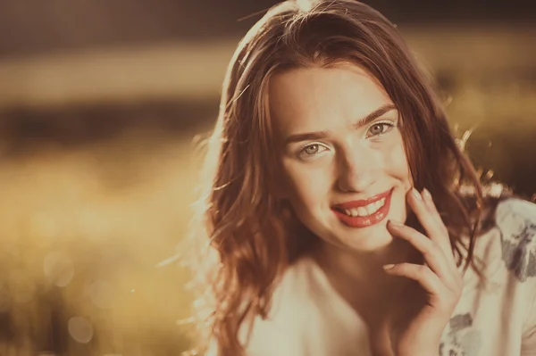 Menina bonita sorrindo — Fotografia de Stock