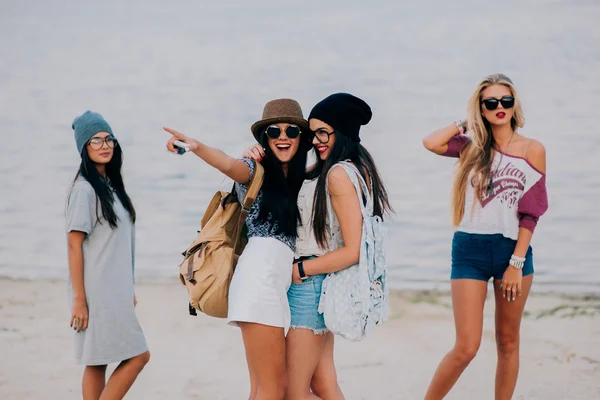 Meninas bonitas na praia — Fotografia de Stock