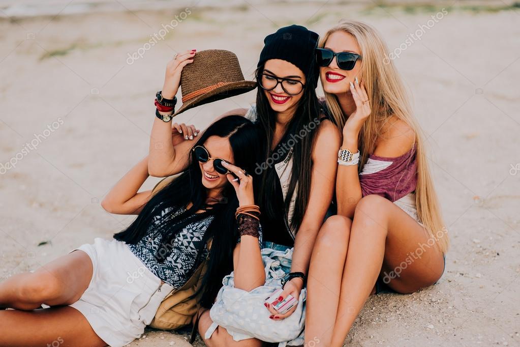 Fotos de Três meninas bonitas, Imagens de Três meninas bonitas sem  royalties