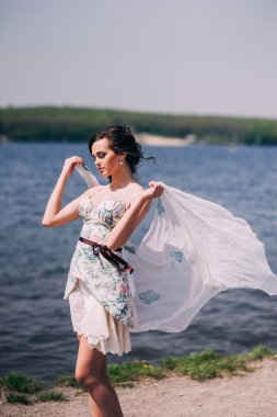 Göl kenarında genç güzel kız yürüyor