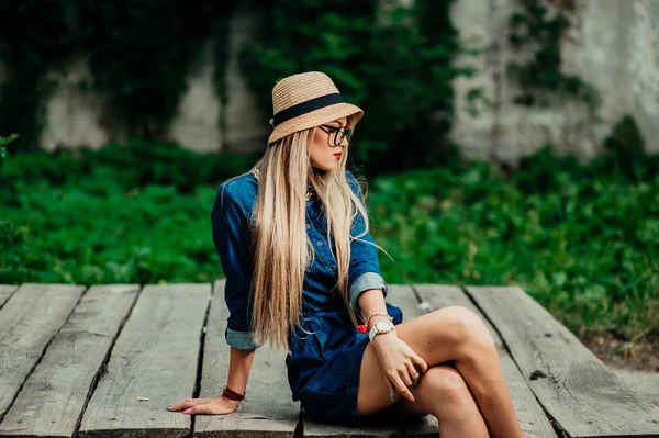 Menina loira bonita — Fotografia de Stock