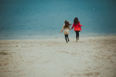 İki çalışan mutlu kız arkadaşım 