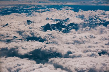 pencereden görüldüğü gibi gökyüzü ve bulutlar  