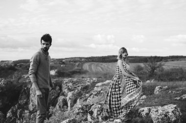 Sevgi dolu çift sarılı 