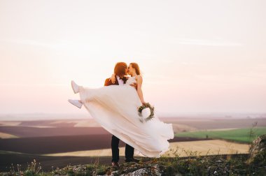 Akşamları düğün çifti 