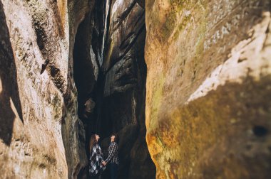 El ele tutuşan genç bir çift. 