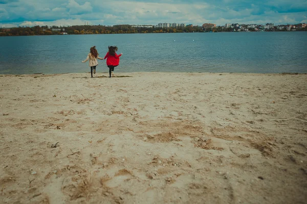 Corriendo novias en la playa —  Fotos de Stock