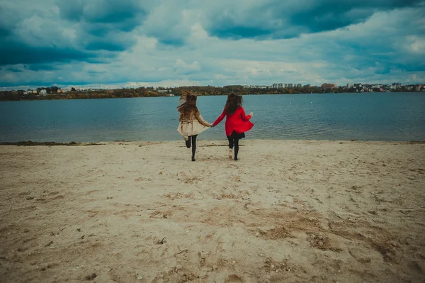 Щасливі подружки на пляжі — стокове фото
