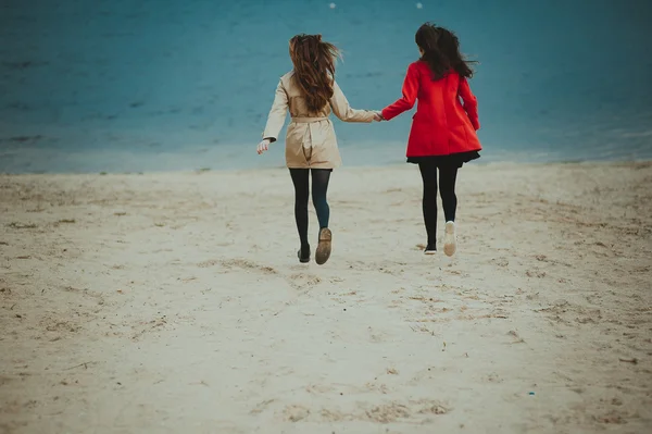 Dos amigas felices corriendo —  Fotos de Stock