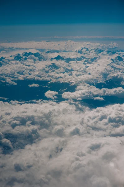 Felhők és az ég látható ablakon keresztül — Stock Fotó
