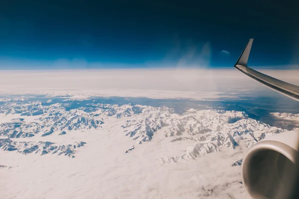 Nubes y cielo visto a través de la ventana — Foto de Stock