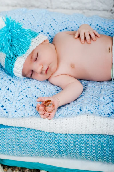 Menino recém-nascido dorme — Fotografia de Stock