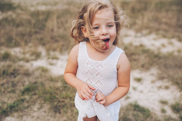 Enfant fille en plein air — Photo