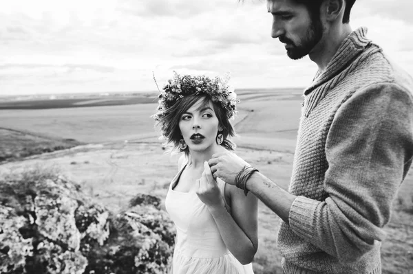 Couple in the field near the mountains — Stock Photo, Image