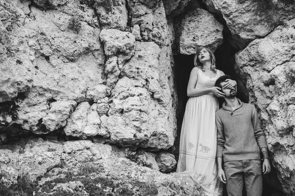 Loving couple in the mountains — Stock Photo, Image