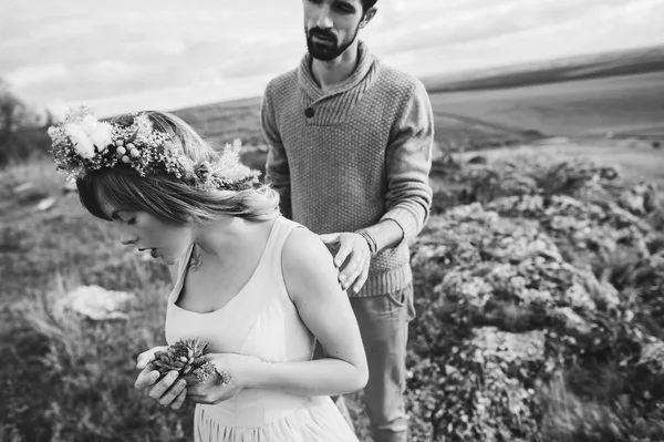 Couple in the field near the mountains — Stock Photo, Image