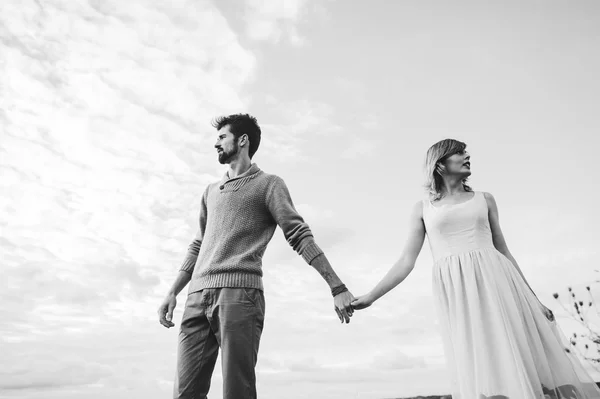 快乐的年轻夫妇，手牵着手 — 图库照片