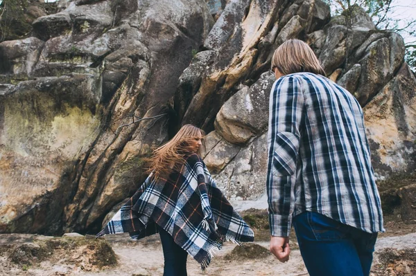 Pareja enamorada, caminar sobre las rocas —  Fotos de Stock