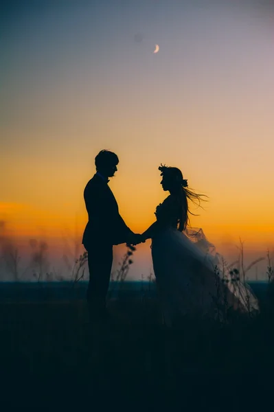 Silhueta de casal com pôr do sol — Fotografia de Stock