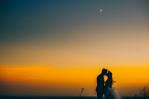 Silhouette of couple with sunset — Stock Photo, Image