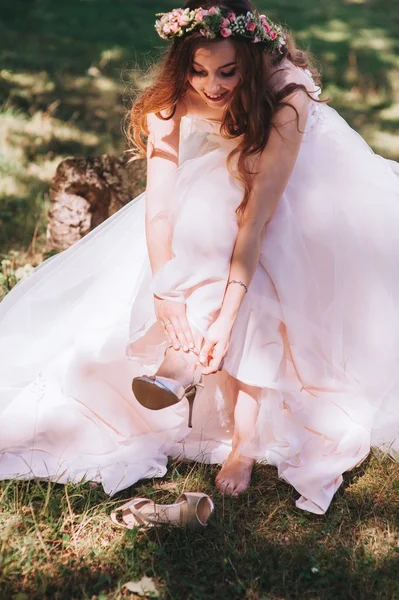 Bride putting on her shoes — Stock Photo, Image