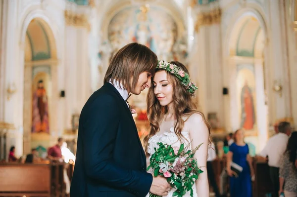 Boda pareja en la iglesia —  Fotos de Stock