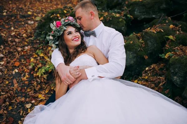 Bonito jovem casal posando — Fotografia de Stock