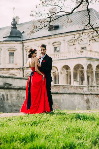 Storia d'amore sul backgroud castello — Foto Stock