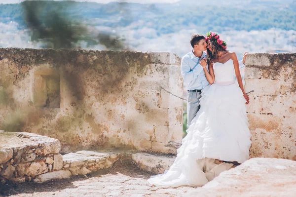 Braut und Bräutigam posieren — Stockfoto
