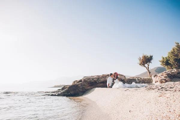 Noiva e noivo na praia — Fotografia de Stock