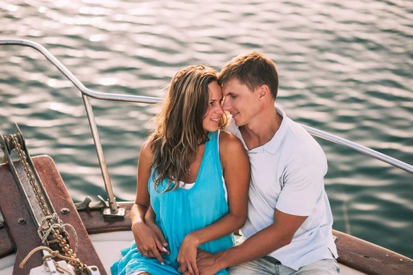 Couple souriant assis sur le yacht — Photo