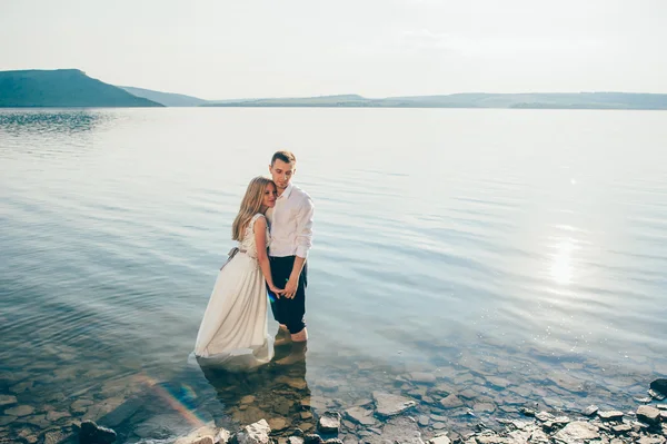 Couple promenade sur la plage de sable fin — Photo