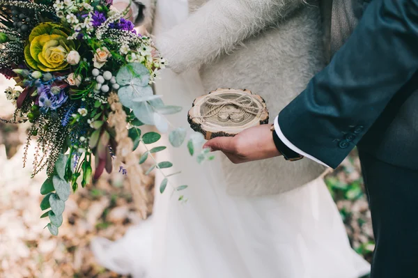 Bruidegom bedrijf trouwringen — Stockfoto