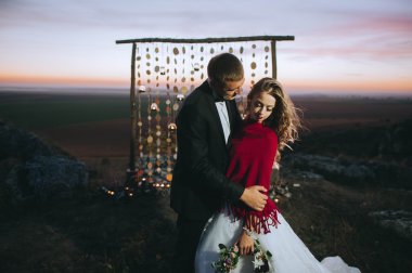 Genç gelin ve damat silüeti 