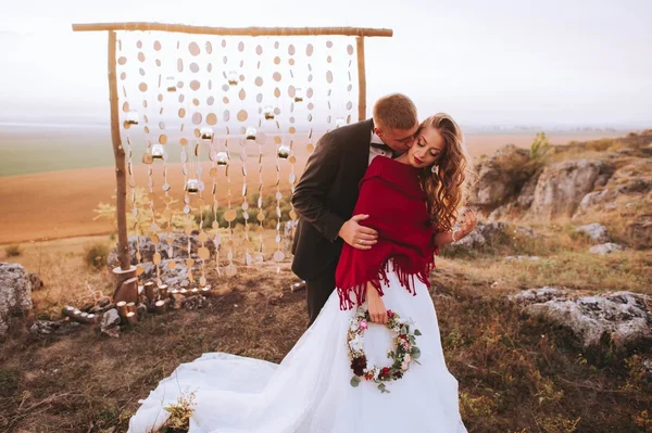 Casal de casamento à noite. — Fotografia de Stock