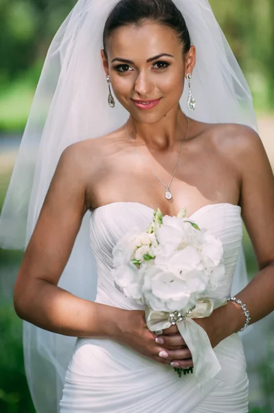 Beautiful bride outdoors — Stock Photo, Image